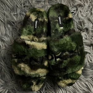 Platform DKNY Camp Fuzzy Slipper